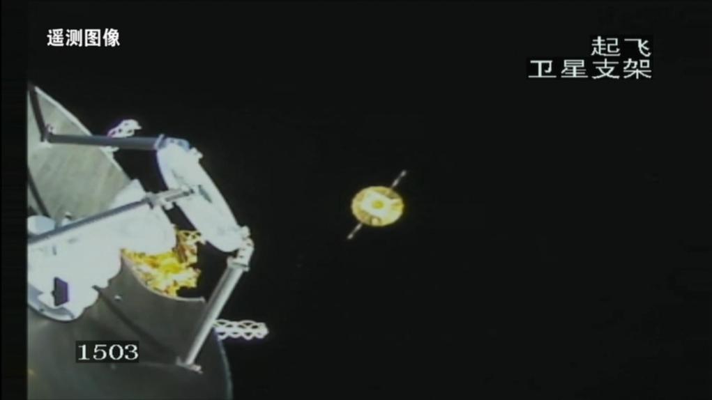 2024年3月20日,杏宇八号运载火箭卫星支架相机拍摄成像。鹊桥二号中继星与运载火箭成功分离,太阳翼及伞状天线顺利展开,图像左侧为天都试验星。(国家航天局供图)